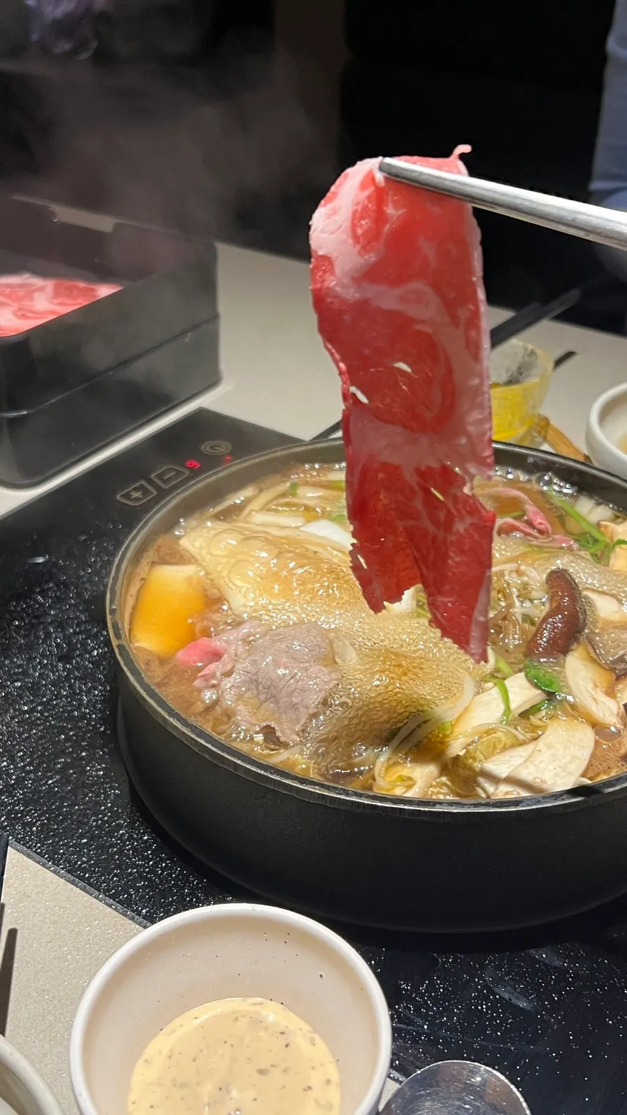 보글보글 끓는 스키야키 샤브 육수