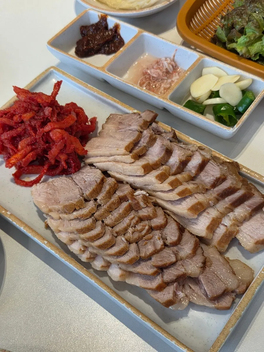 비빔막국수에 수육을 올린 모습