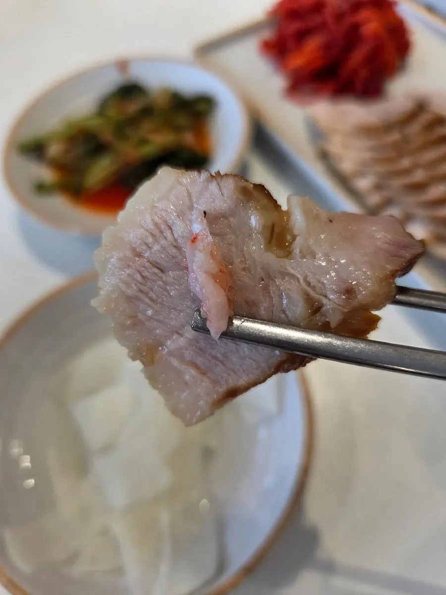푸짐하게 나온 국내산 수육 한 접시