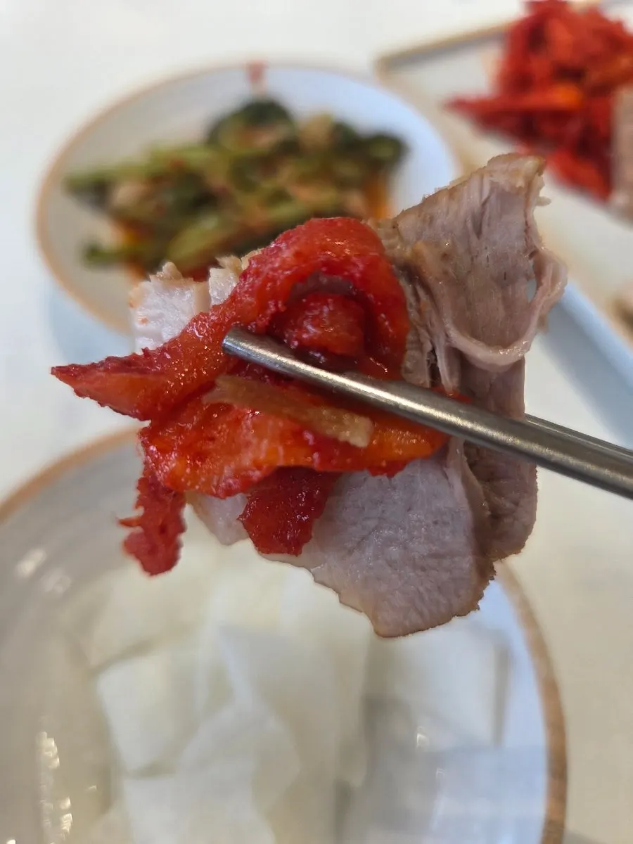 수육과 매콤한 무침, 새우젓 곁들임