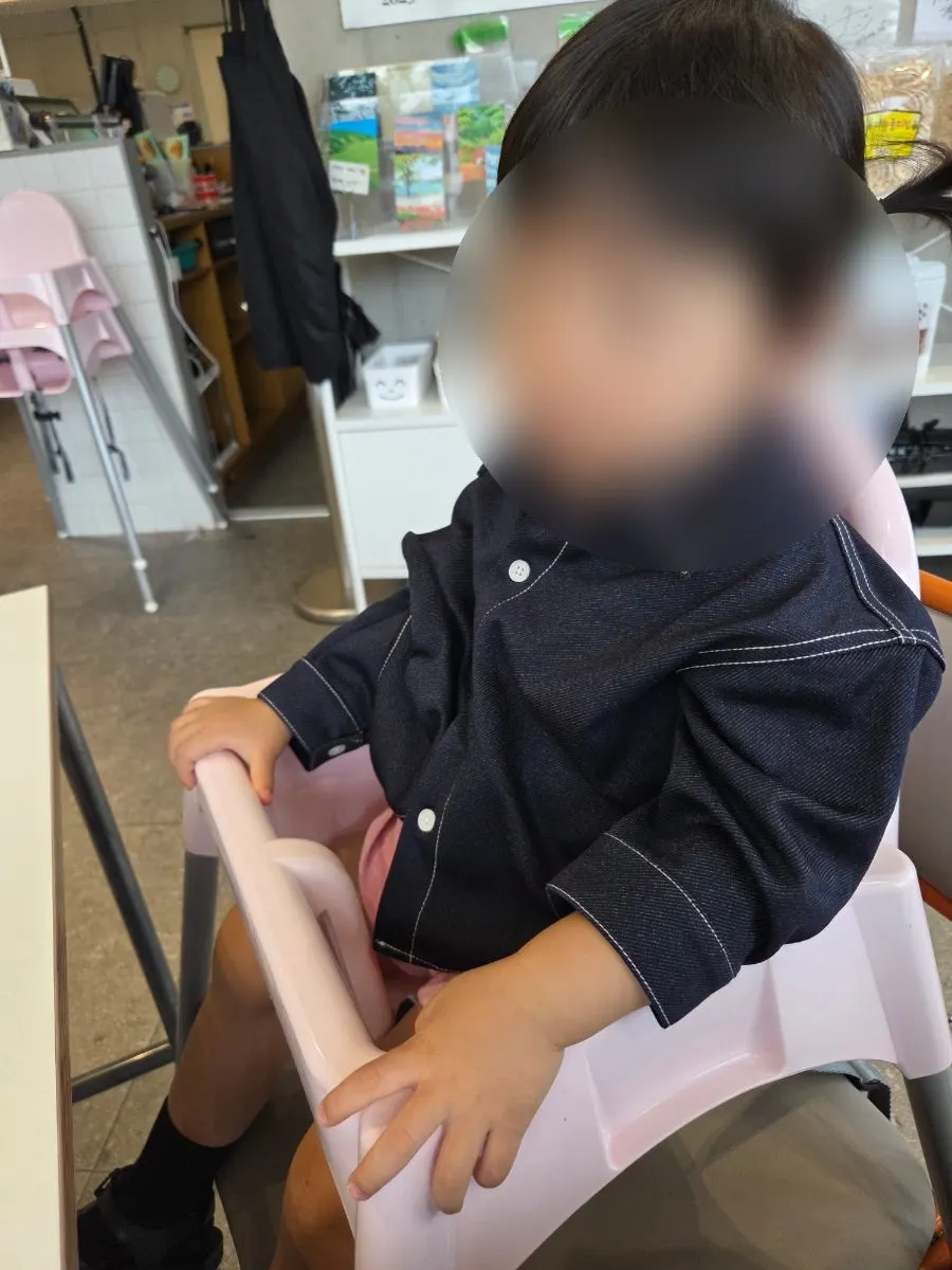아기의자가 놓인 넓은 매장 테이블