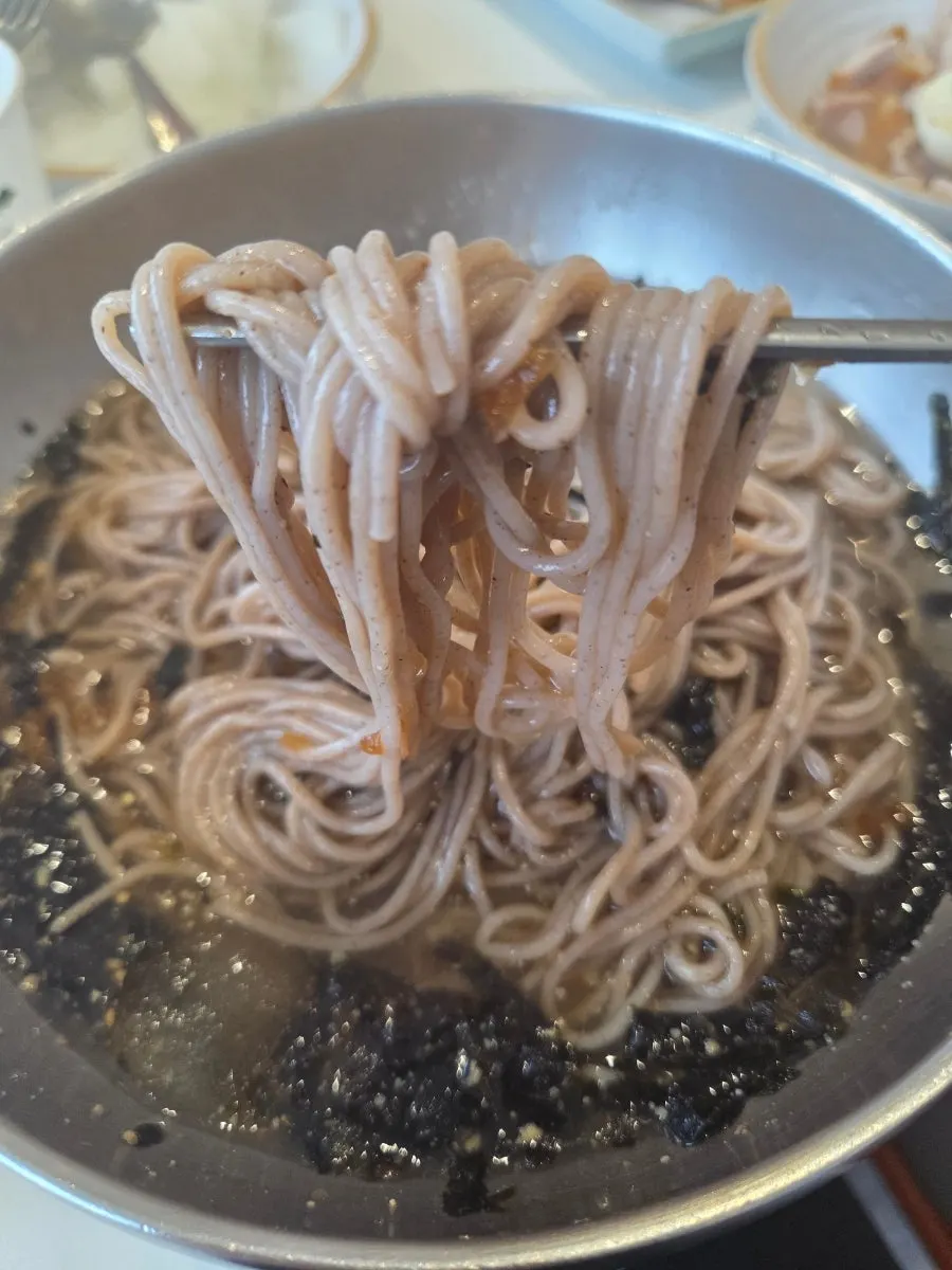 창밖 남항진 바다가 보이는 식사 자리