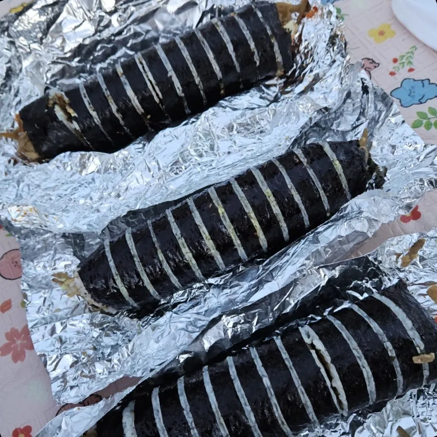 Takeout yubu gimbap unpacked at Nanjicheon Park