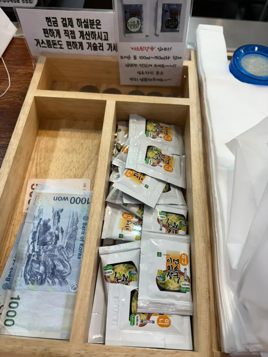 キンパを自分で袋に詰めるセルフ包装スペース