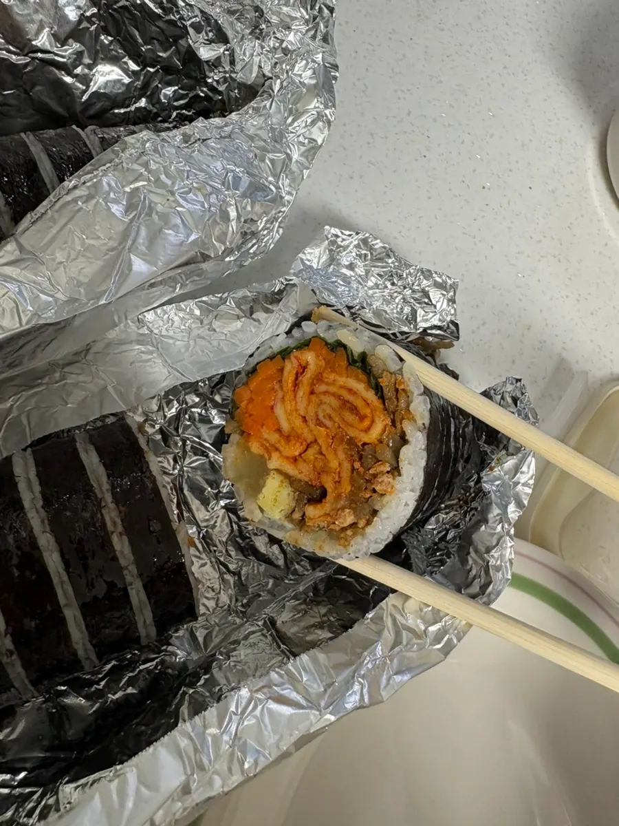具材がぎっしり入った油揚げキンパの様子