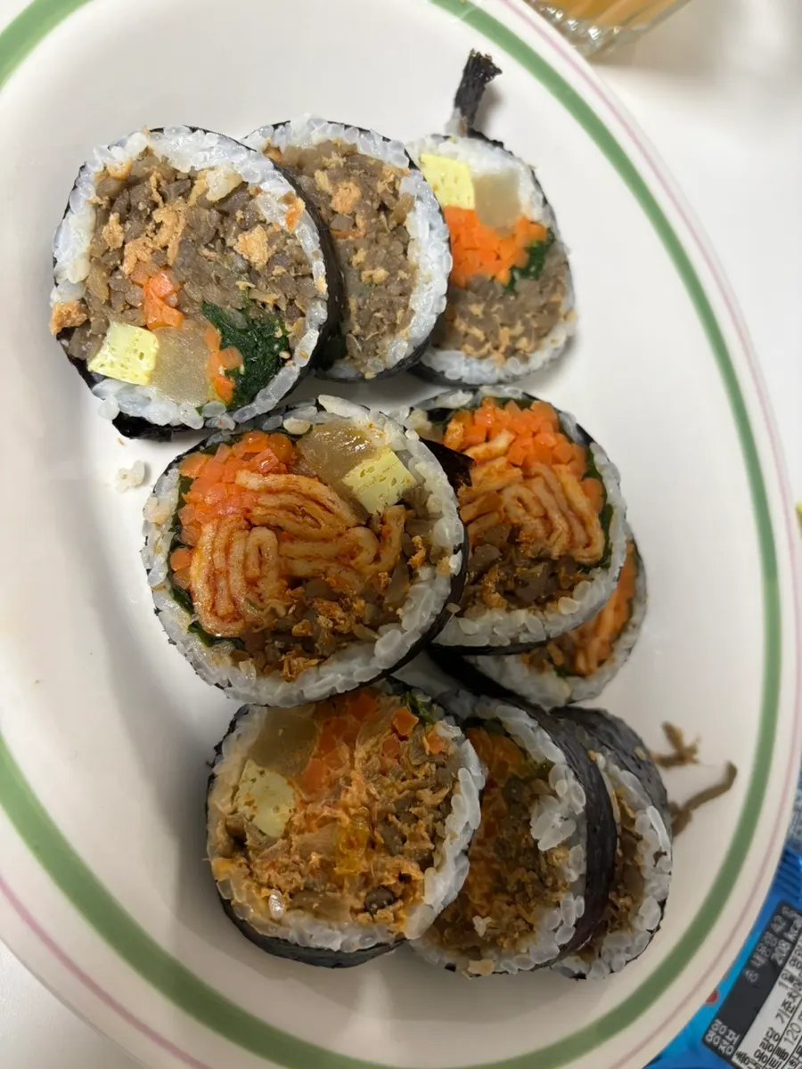 チャングクを添えて食べる油揚げキンパの一食