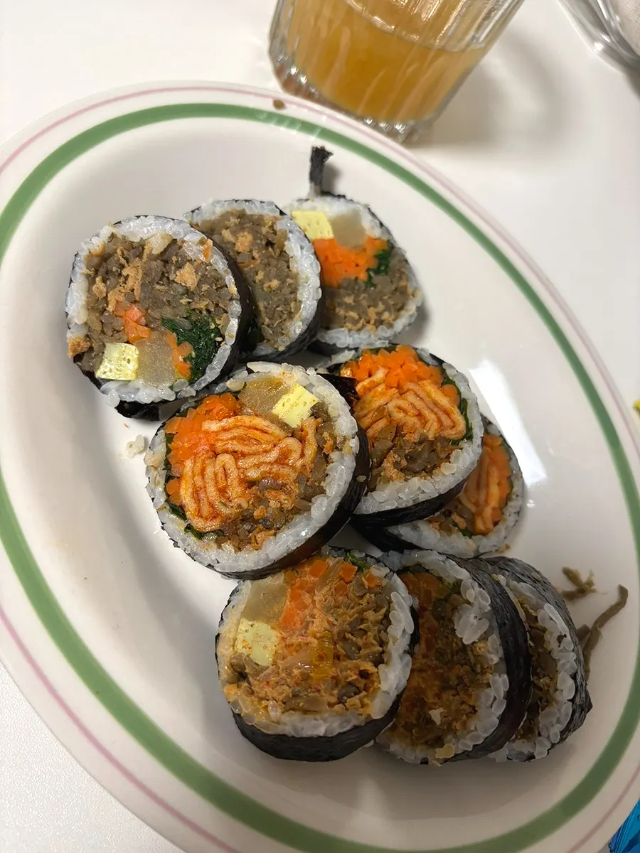 持ち帰った油揚げキンパとチャングクを食べる食事