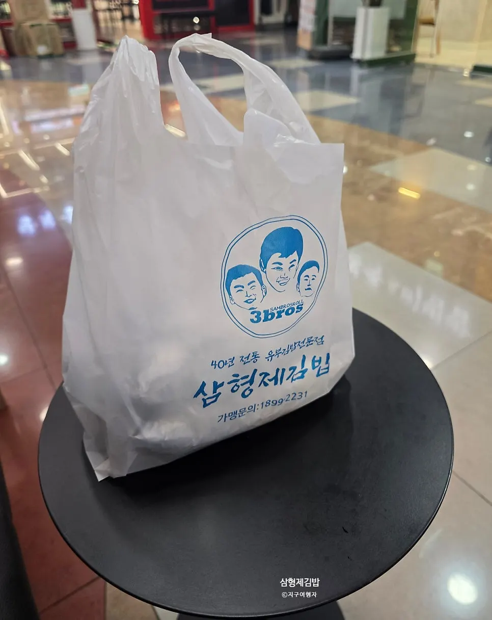 キンパを食べていくことにした隣のテーブル