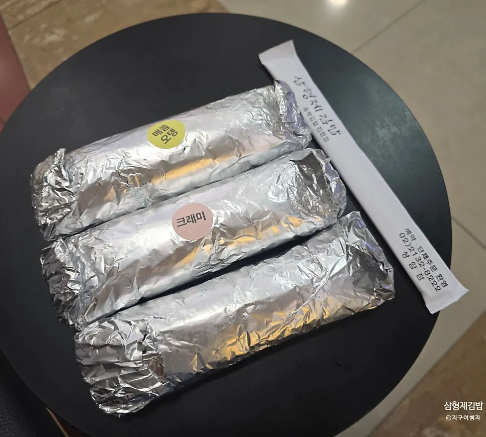 隣のテーブルで食べるために取り出したキンパ