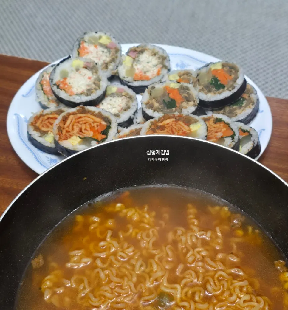 家でお皿に盛った油揚げキンパ3種