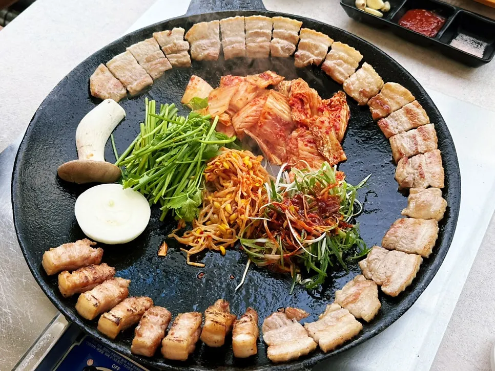 A fully grilled pan of pot-lid pork belly