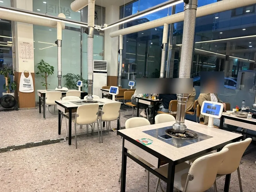 Sammi-jip's dining hall with mostly 4-person tables