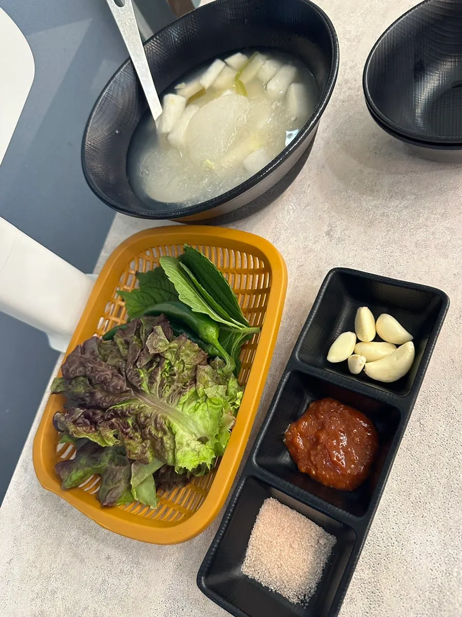 Self-serve corner with bean sprouts and kimchi at Sammi-jip