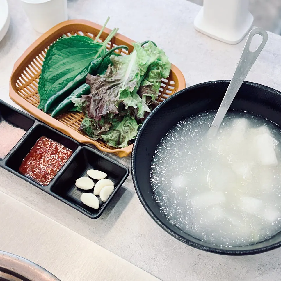 サムミジプのキムチと野菜が添えられた食卓