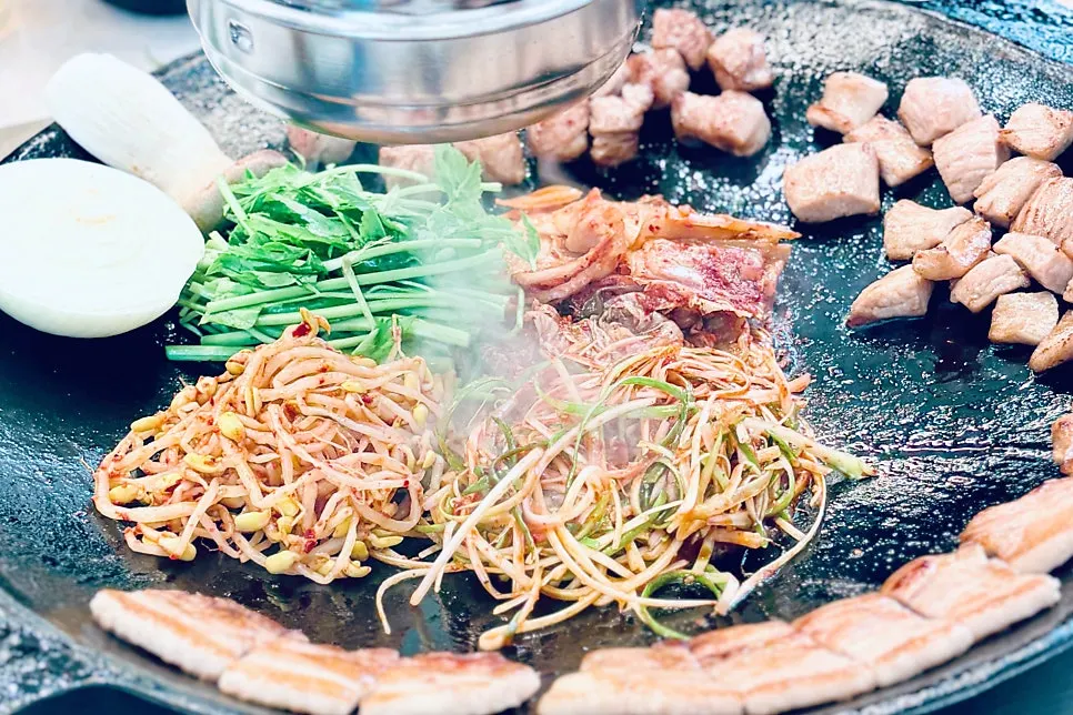 サムミキムチ半皿とキムチ・ミナリが乗った鍋蓋