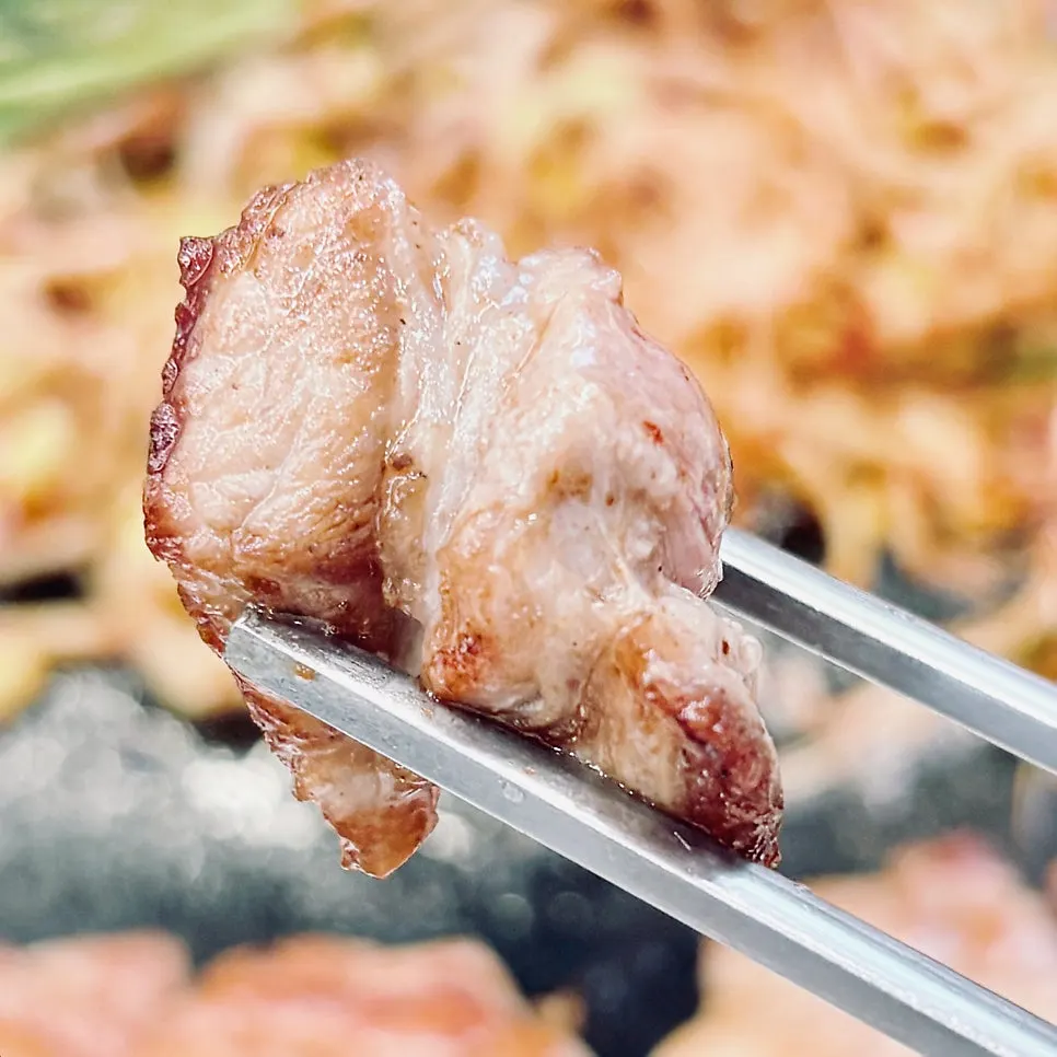 サムミジプの肉とキムチを添えた食事