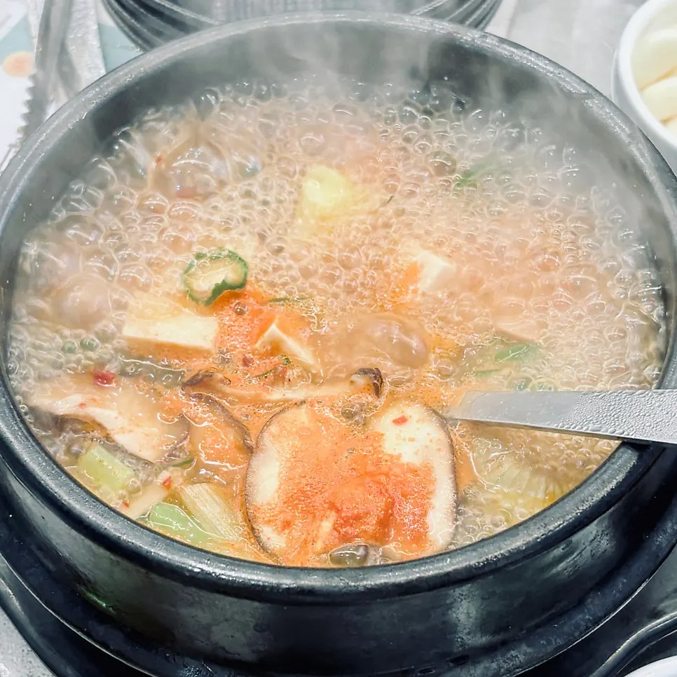 サムミキムチ半皿に基本で含まれる味噌チゲ