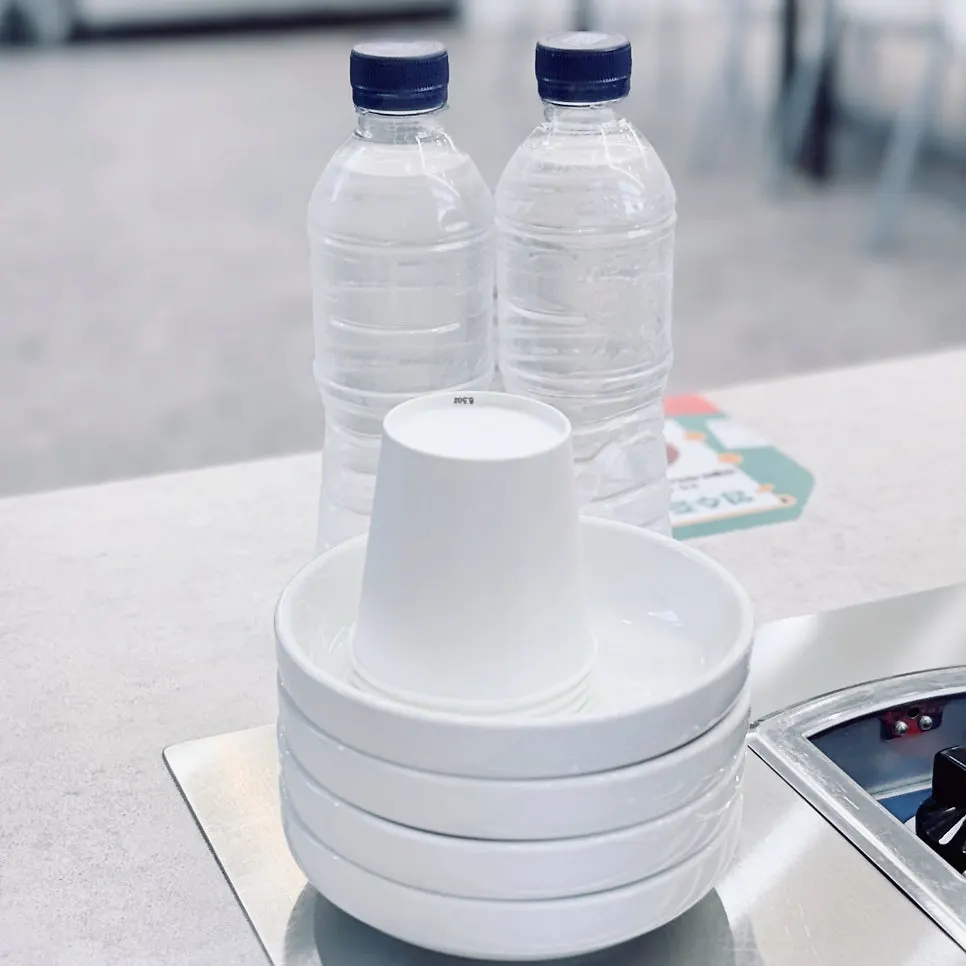 サムミジプのテーブルにボトルで提供された水