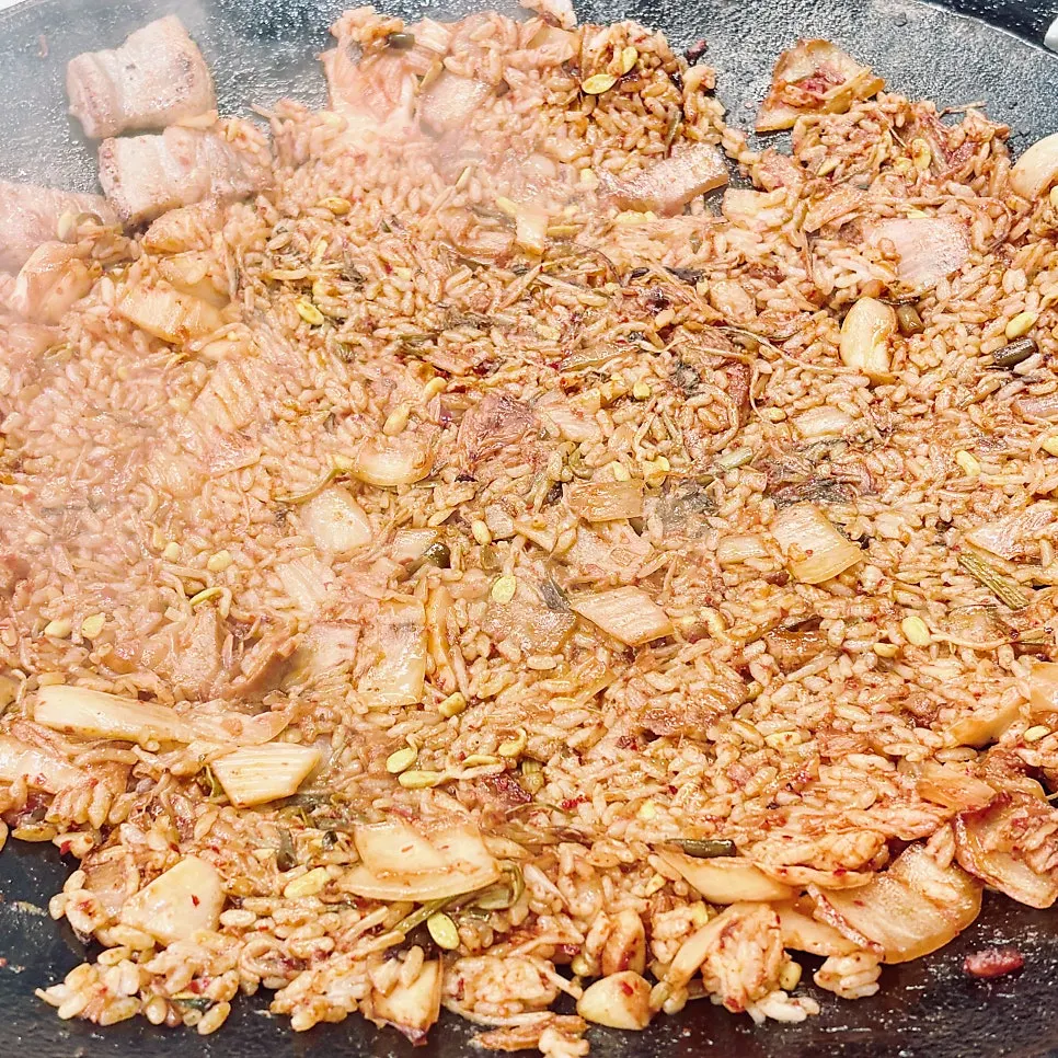 キムチと残ったサムギョプサルで作った鍋蓋チャーハン