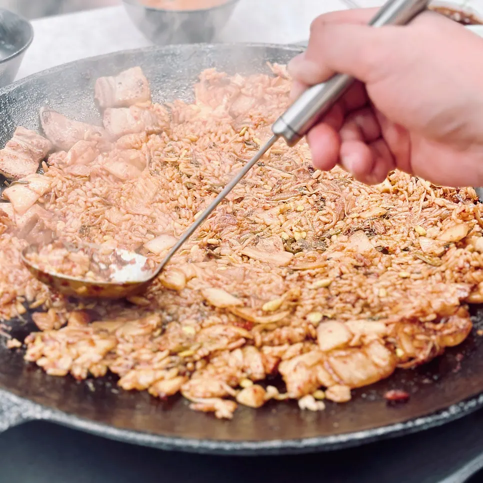 サムミジプの食事の最後に自分で炒めたキムチチャーハン