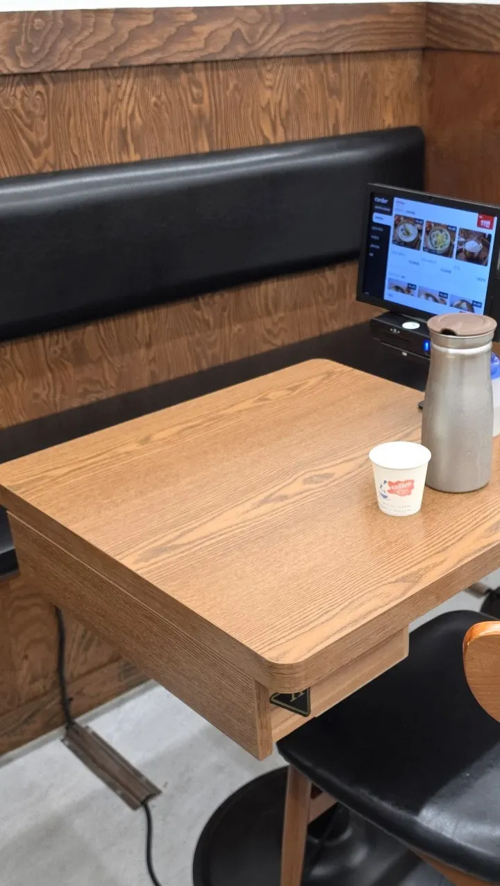 Interior seating and tables at Samiri Makguksu Migeum Branch