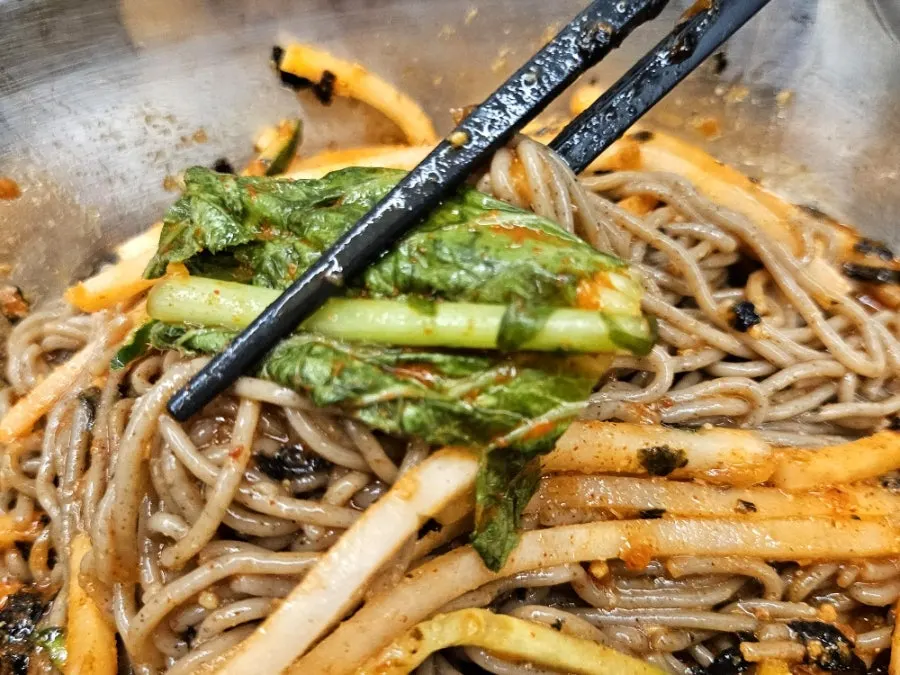 Self-made buckwheat noodles mixed with the sauce