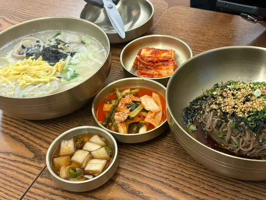 들기름막국수와 칼만두국이 차려진 한상