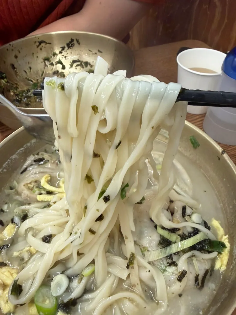 만두가 들어간 뜨끈한 칼만두국