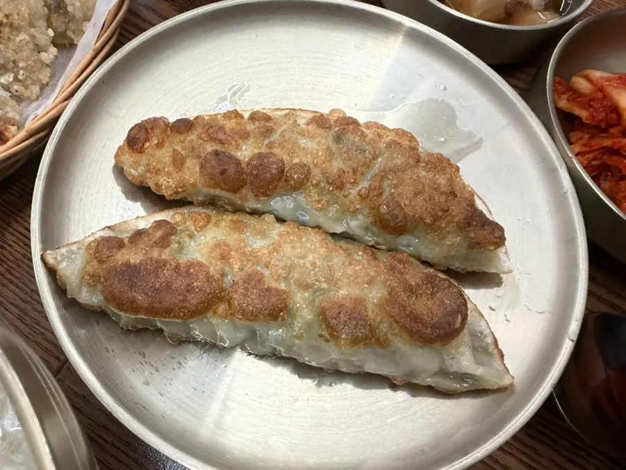 칼국수 면과 만두가 담긴 칼만두국