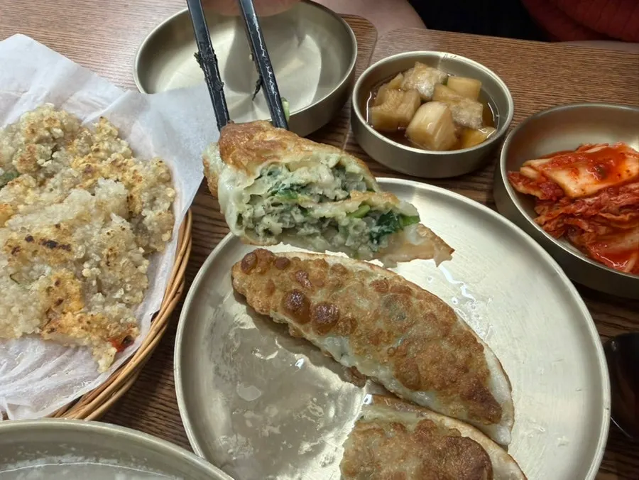 따로 주문한 만두 한 접시