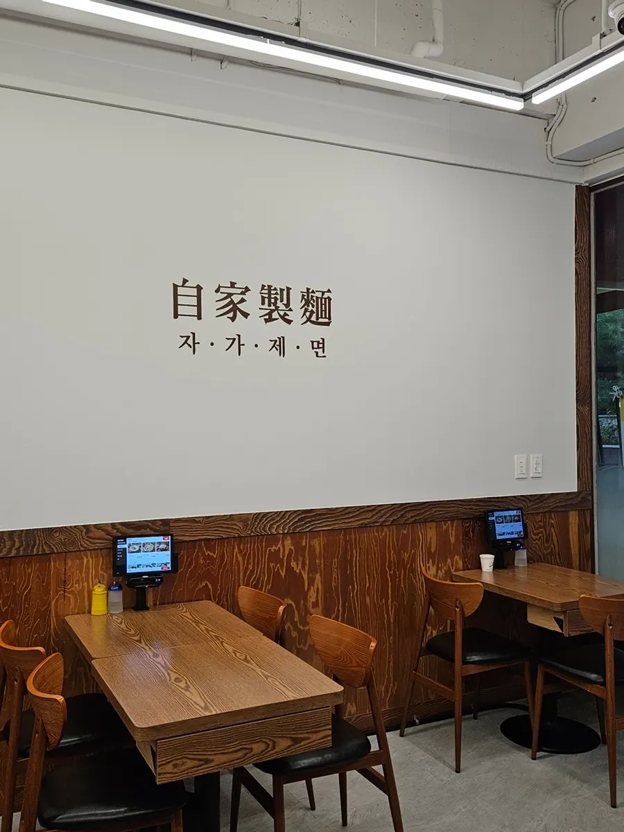 깔끔한 인테리어의 막국수집 홀 좌석
