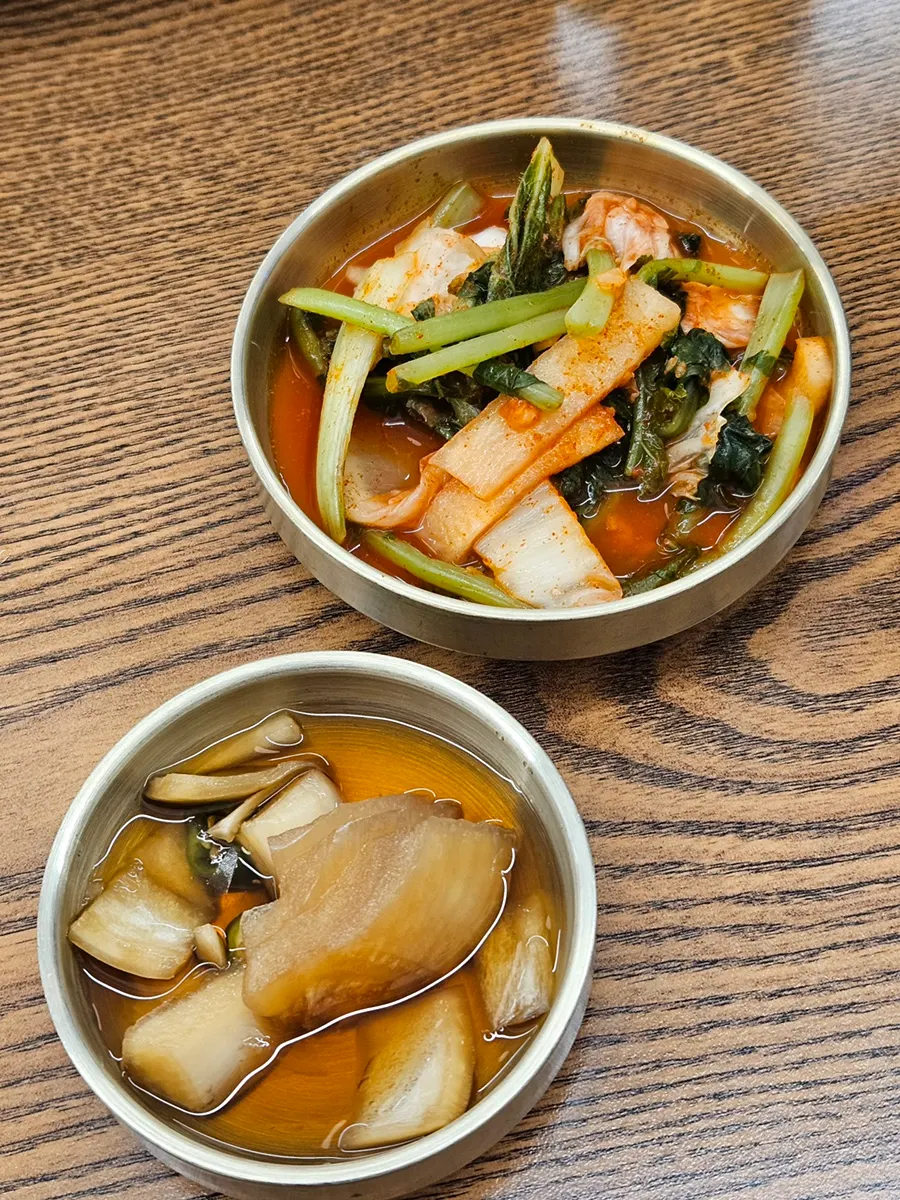 먼저 나온 밑반찬 한 상