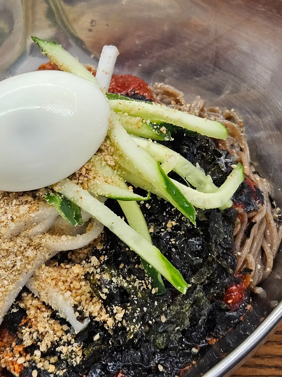 비빔막국수 면발을 가까이 담은 사진
