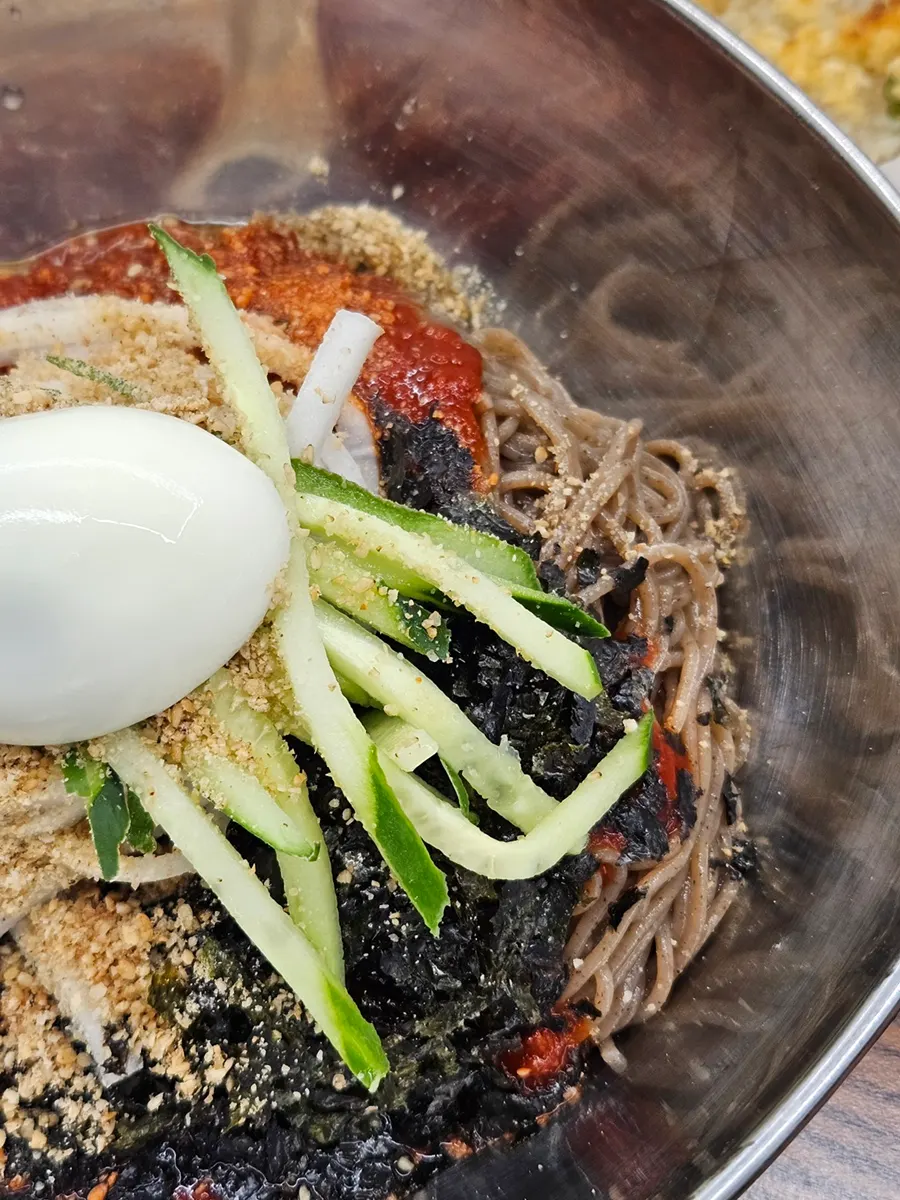 수제 양념장을 올린 비빔막국수