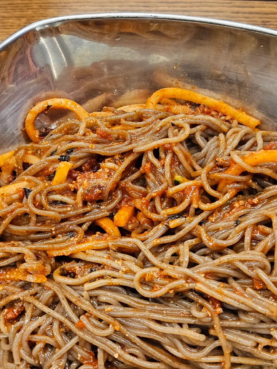 비벼낸 비빔막국수 면을 들어올린 모습