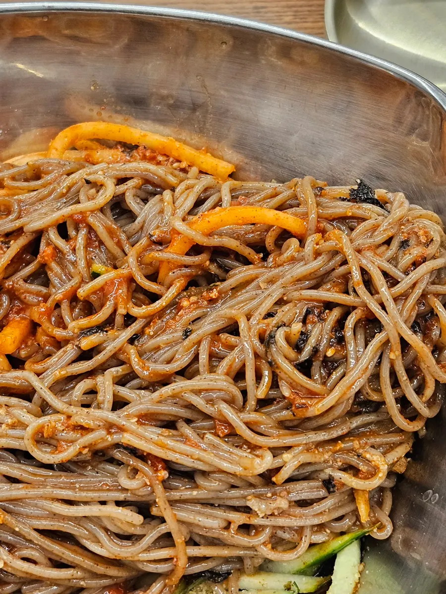 비빔막국수와 감자전 한 상 차림