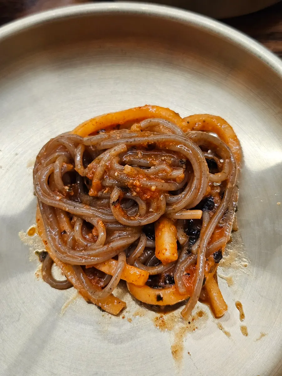 육수를 부은 비빔막국수 그릇