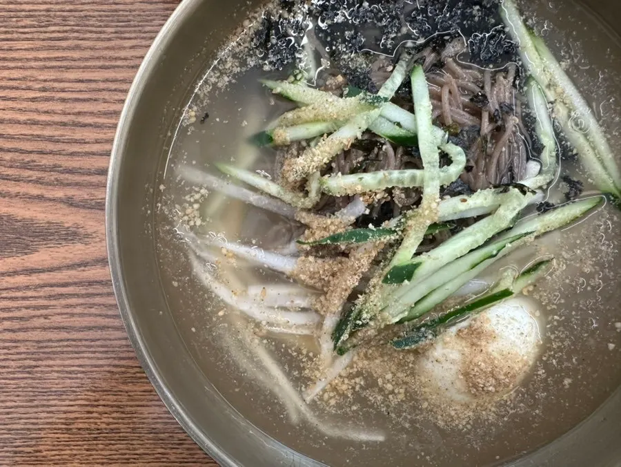 오이와 동치미무, 김가루가 올라간 물막국수