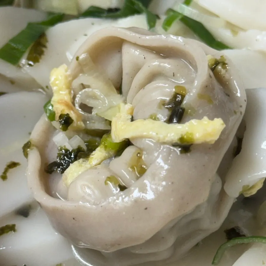 막국수와 떡만둣국이 적힌 메뉴판