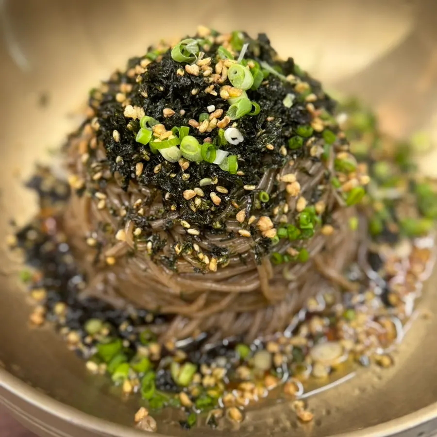 그릇에 담겨 나온 참기름 비빔 막국수