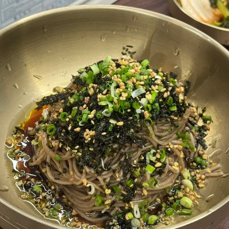 숟가락으로 비비기 전 비빔장이 올라간 면