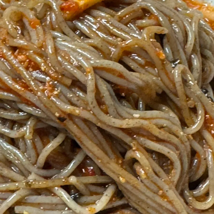 젓가락으로 들어올린 비빔막국수 면발