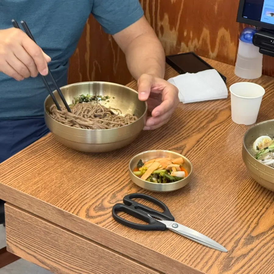 식사를 마친 테이블 위 그릇