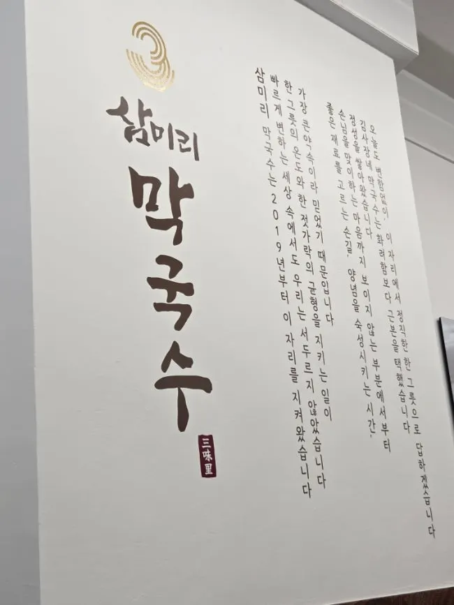 건물 뒤편 주차장에서 이어지는 통로 안내