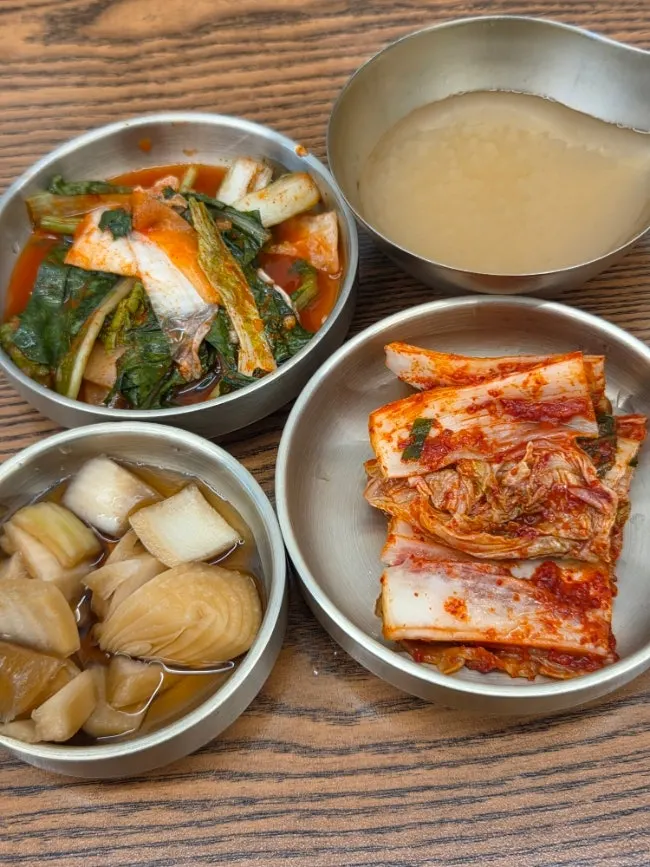 냉수 대신 나오는 따뜻한 메밀차