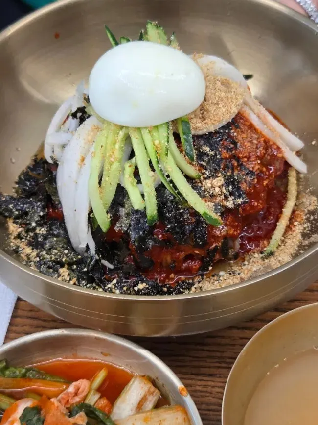 만두와 칼국수 면이 든 칼만둣국