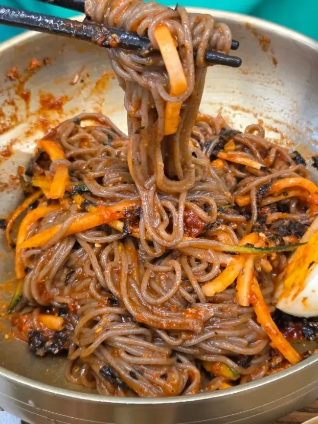 오이와 무채, 삶은 계란을 올린 비빔막국수