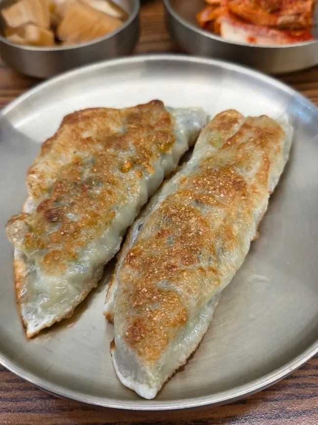 바삭하게 구워 나온 군만두 반판