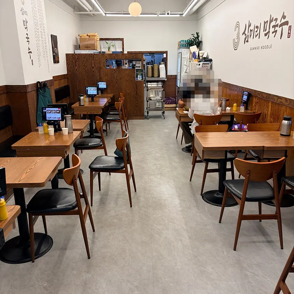 테이블에 놓인 수저와 기본 세팅