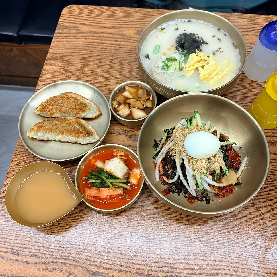 떡만둣국 비빔막국수 만두로 차린 한 상